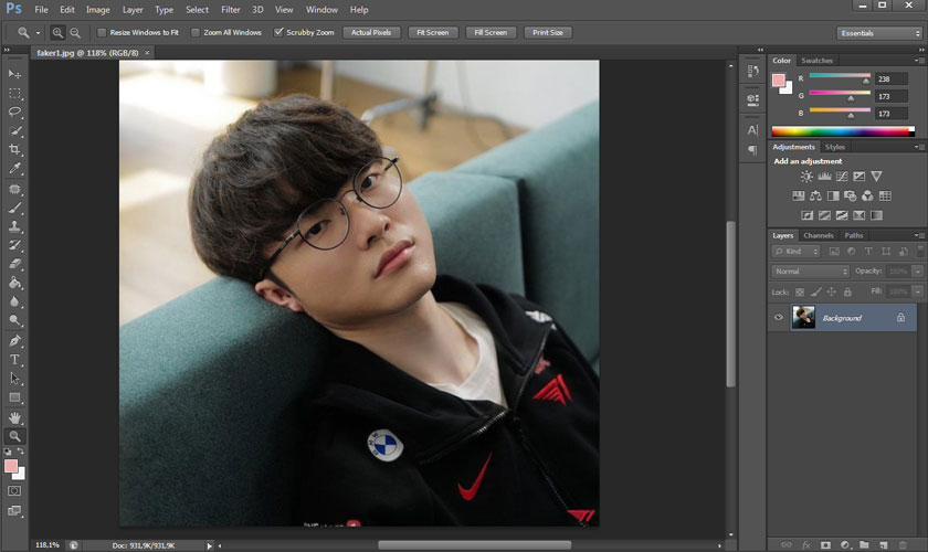 tải bức ảnh muốn chuyển ảnh sang tranh vẽ bằng Photoshop lên