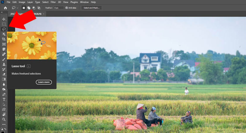 Mở bức ảnh cần xóa người trong Photoshop lên