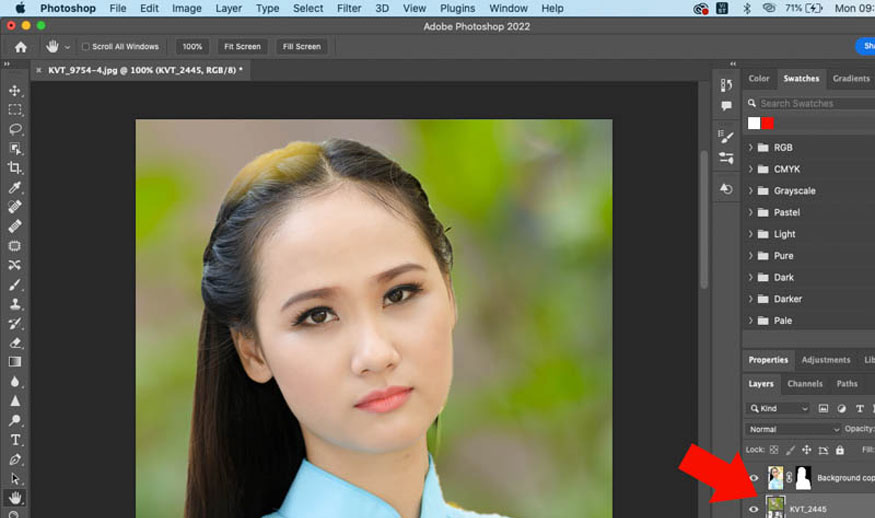 Dùng Selection Tool (V) để kéo nền xuống dưới người mẫu