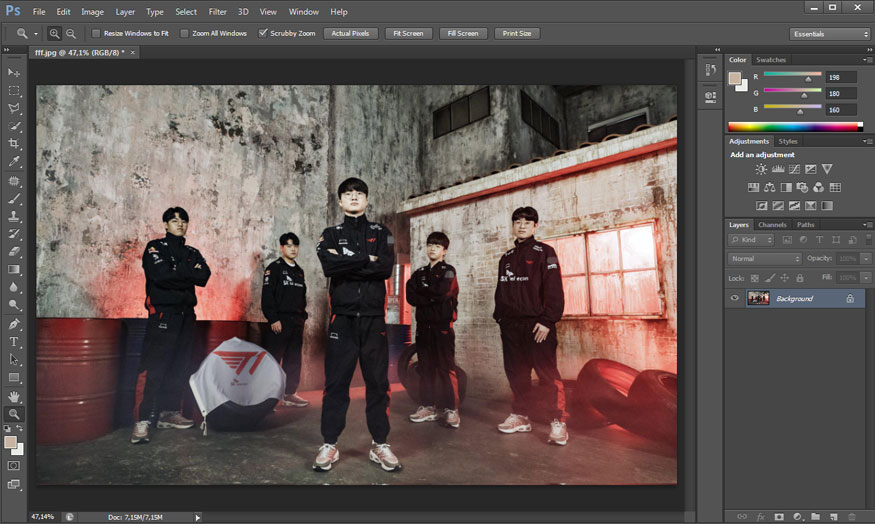 mở bức ảnh mà bạn muốn chỉnh sáng tối bằng Photoshop