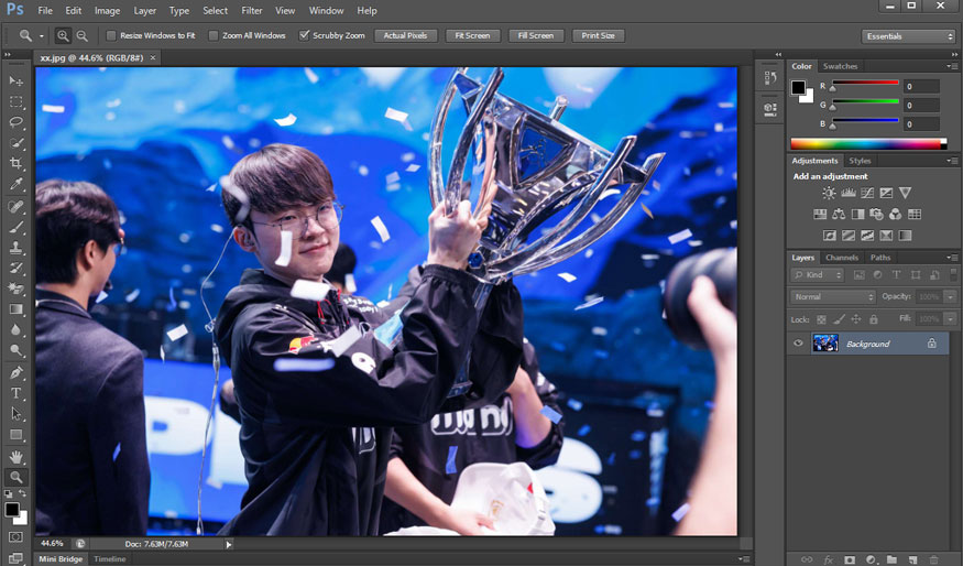 Mở bức ảnh muốn chèn logo chìm trong Photoshop lên