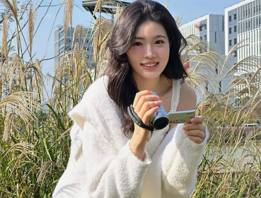 Tạo dáng với máy ảnh 