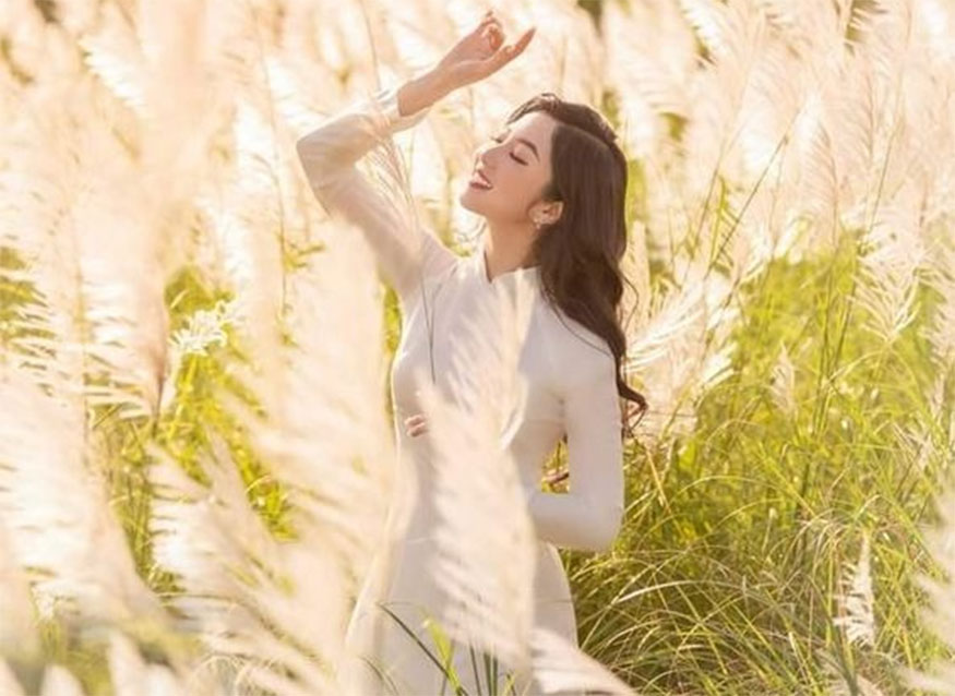 Tạo dáng đang che nắng