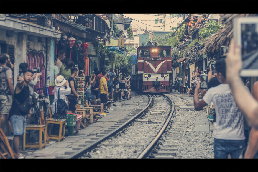 sử dụng công cụ Move Tool để di chuyển Cinematic-Look-Film-Bars.png