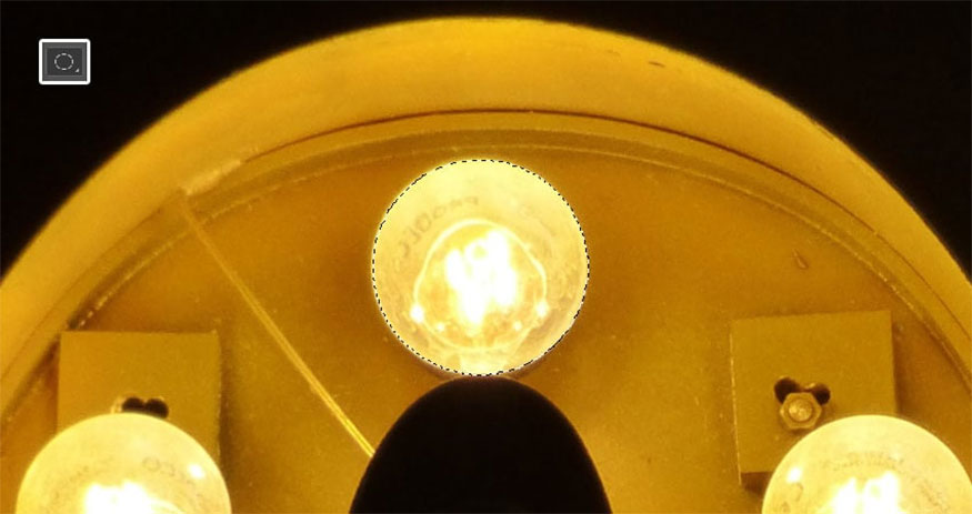 mở hình ảnh Letter E Bulbs và dùng Elliptical Marquee Tool