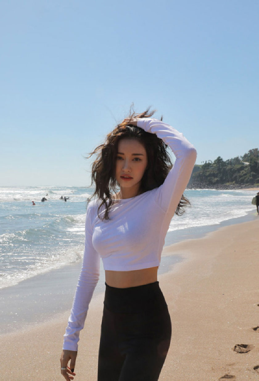 đặt tay ở phía sau đầu