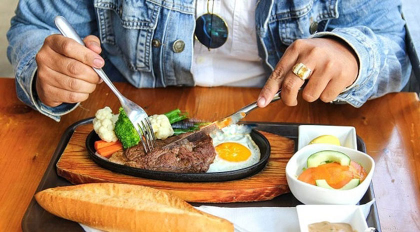 thêm yếu tố con người khi tự chụp ảnh đồ ăn
