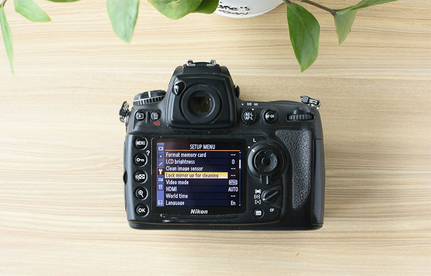 Trên Nikon: Chọn Lonk mirror up for cleaning