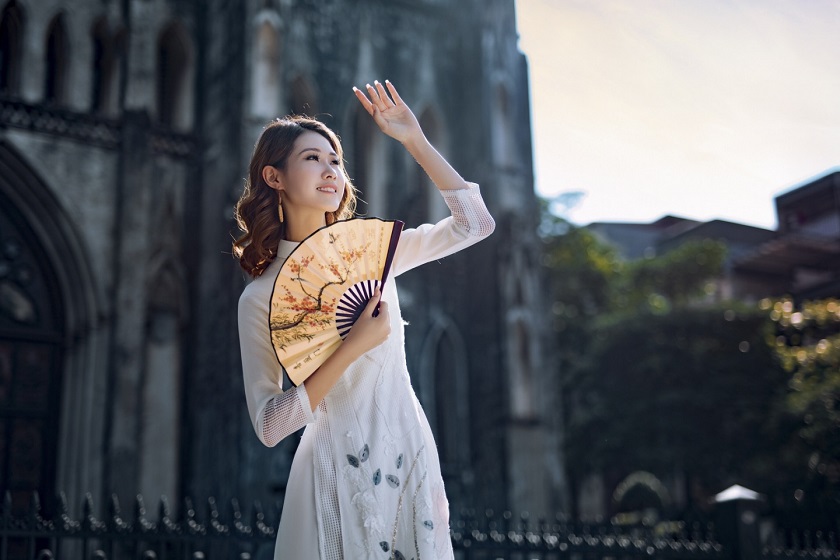 biểu cảm khuôn mặt khi chụp ảnh áo dài