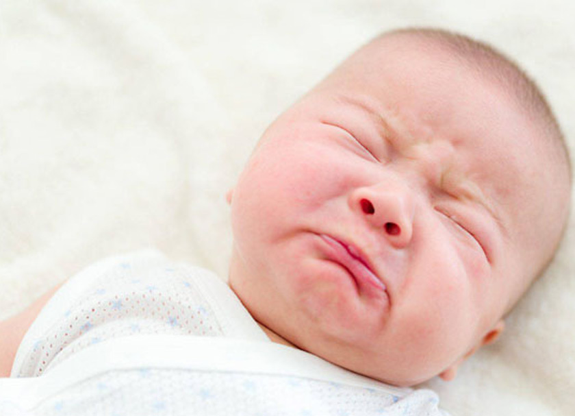 Chụp ảnh lúc bé mếu khóc
