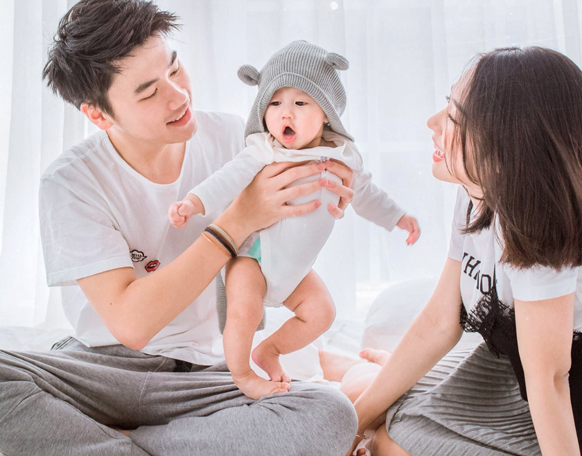 Chụp ảnh bé với bố mẹ