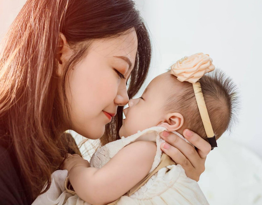 Chụp ảnh mẹ ru con ngủ