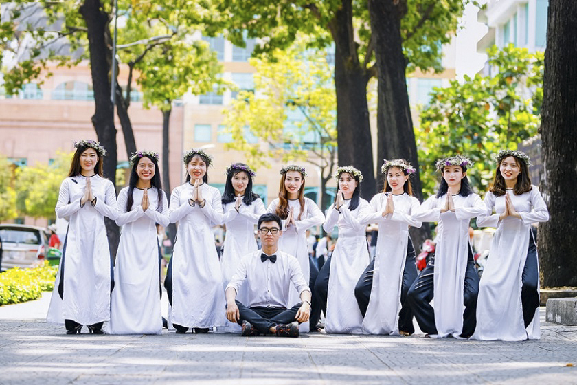 Phong cách chụp ảnh áo dài nghịch ngợm
