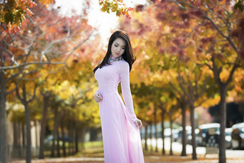 tư thế tay cầm vạt áo dài